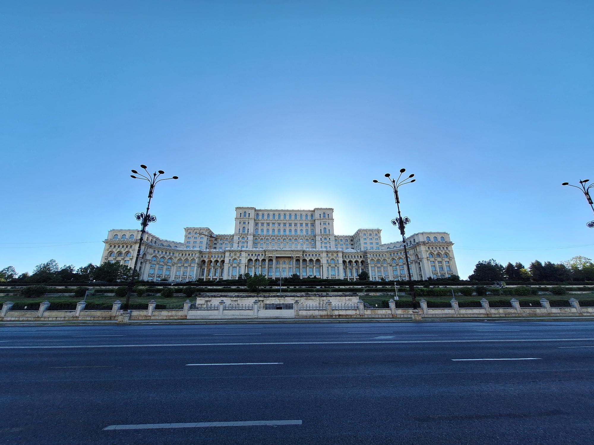 Blick auf den pompösen Palast des Volkes in București